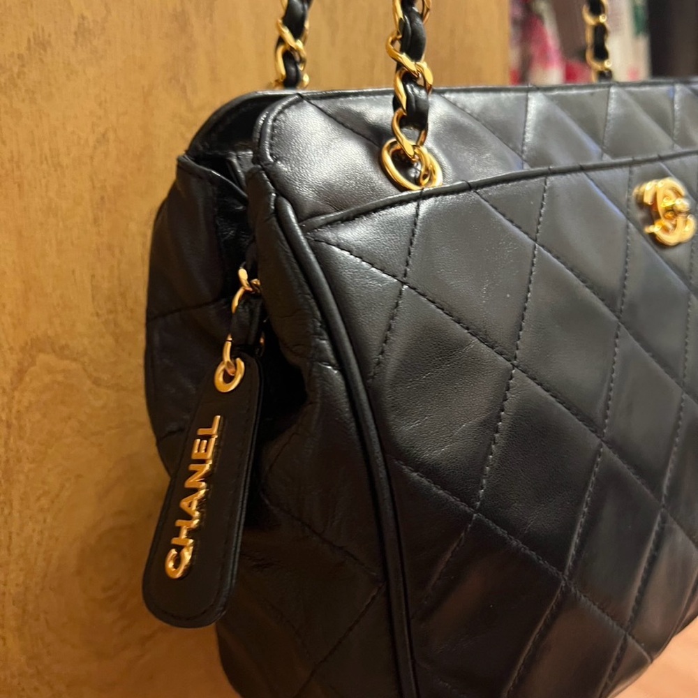 Chanel Black Quilted Shoulder Bag with Gold Chain - Picture 2 of 10